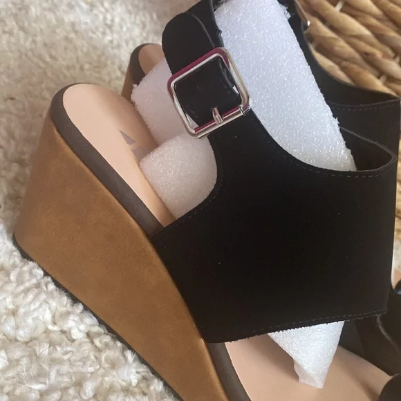 Joli Jolimall Black Faux Leather Platforms - Picture 4 of 10